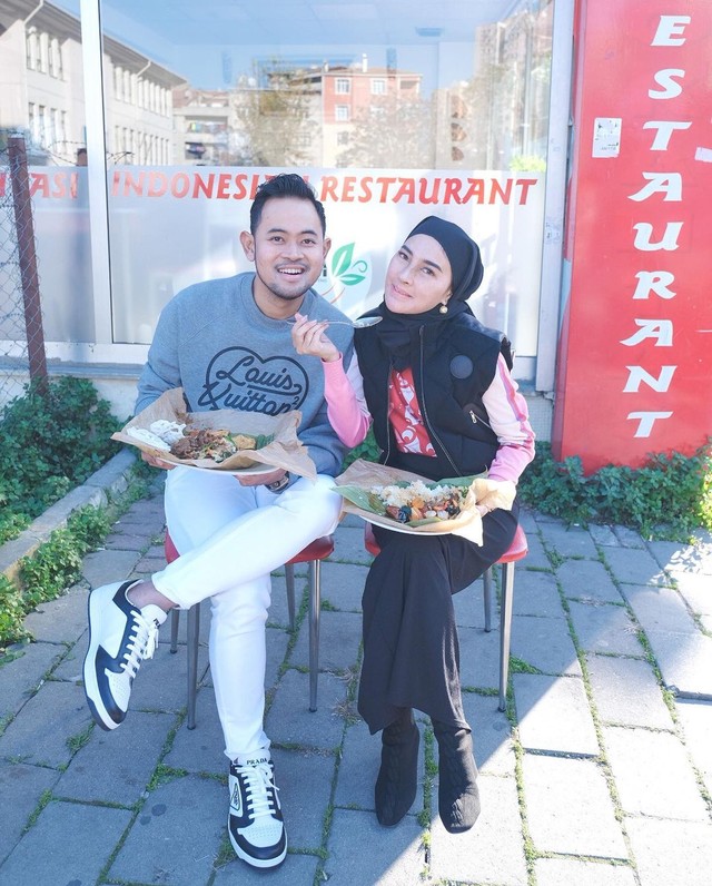Potret Liburan Juragan 99 di Turki Viral, Netizen Sebut Mirip Logo Mi Instan (394059)