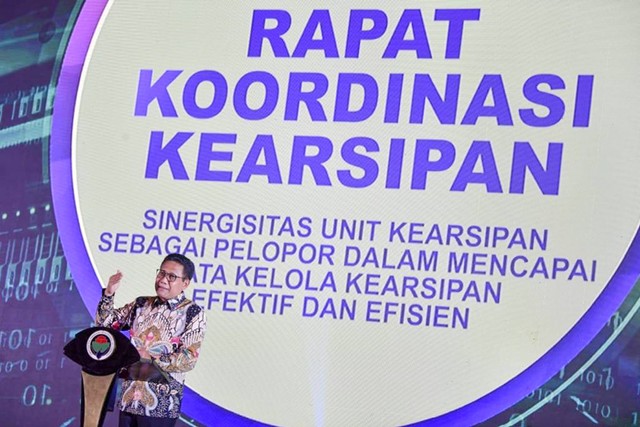 Mendes Abdul Halim Iskandar menyerahkan arsip Statis secara simbolis kepada Kepala ANRI Imam Gunarto pada acara Rakornas Kearsipan di Balai Makarti Muktitama, Kemendes PDTT, Jakarta, Rabu (24/11/2021). Foto: Kemendes PDTT