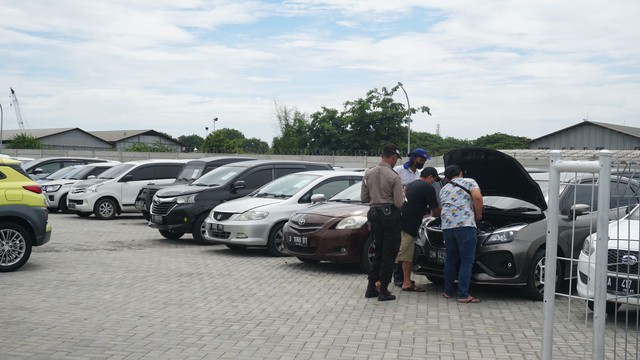 Pemenang lelang sedang melakukan pengecekan kondisi mobil Foto: dok. Muhammad Haldin Fadhila/kumparan