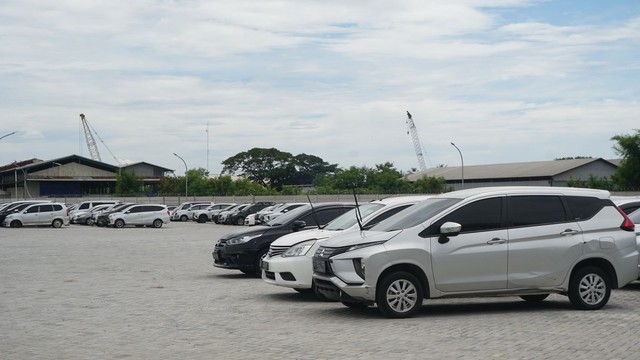 Deretan mobil bekas yang akan dilelang Foto: dok. Muhammad Haldin Fadhila/kumparan