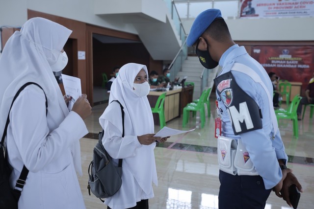 Warga dilayani untuk vaksinasi di Banda Aceh Convention Hall, gerai Kesdam Iskandar Muda. Foto: Abdul Hadi/acehkini 