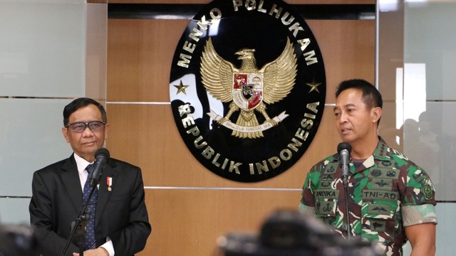 Menko Polhukam Mahfud MD menerima kunjungan Panglima TNI Jenderal Andika Perkasa, Kamis (25/11). Foto: Humas Kemenko Polhukam