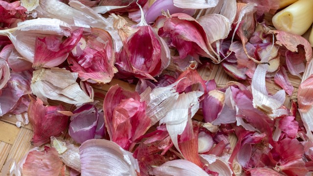 Ilustrasi kulit bawang. Foto: Shutter Stock