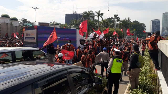Pemuda Pancasila melakukan aksi unjuk rasa di depan Gedung DPR RI, Senayan, Jakarta, Kamis (25/11). Foto: Jacko Ryan/kumparan
