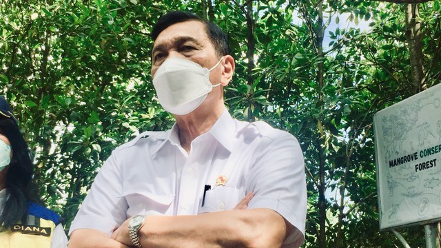 Koordinator PPKM Jawa-Bali Luhut Binsar Pandjaitan di Balai Hutan Manggrove Wilayah I, Kota Denpasar, Bali, Kamis (25/11). Foto: Denita BR Matondang/kumparan