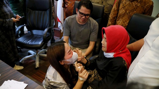 Anggiat Pasaribu sungkem ke Ibunda Arteria Dahlan di Ruang Fraksi PDIP DPR RI, Jakarta, Kamis (25/11). Foto: Aditia Noviansyah/kumparan