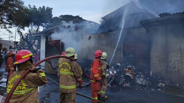 Petugas damkar berusaha memadamkan kebakaran sebuah gudang di Kebayoran Lama, Jakarta Selatan, Kamis (25/11). Foto: Dok. Istimewa