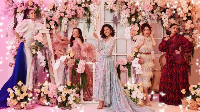 Barli Asmara berkolaborasi dengan Disney's Encanto hasilkan gaun cantik dan menawan. Foto: Instagram @wanda_haraa