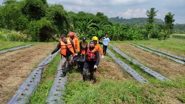 Petugas gabungan saat menemukan korban hanyut di Sungai Cisanggarung, Kabupaten Kuningan, Jabar. (Foto: BPBD Kuningan)