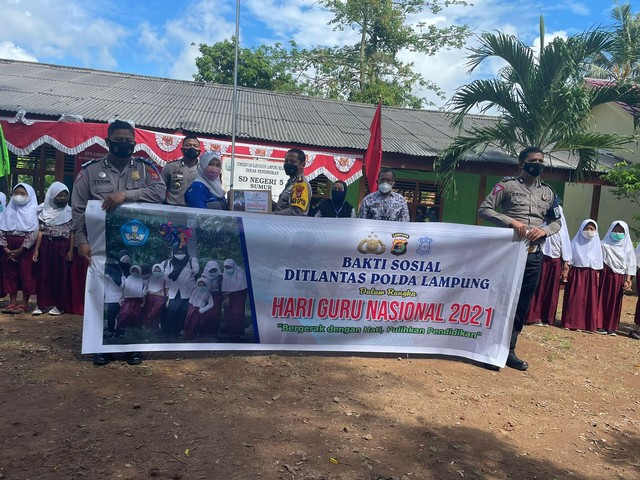 Hari Guru Nasional, Ini Kisah Guru di Lampung Rela Seberangi Laut Demi Mengajar (92067)