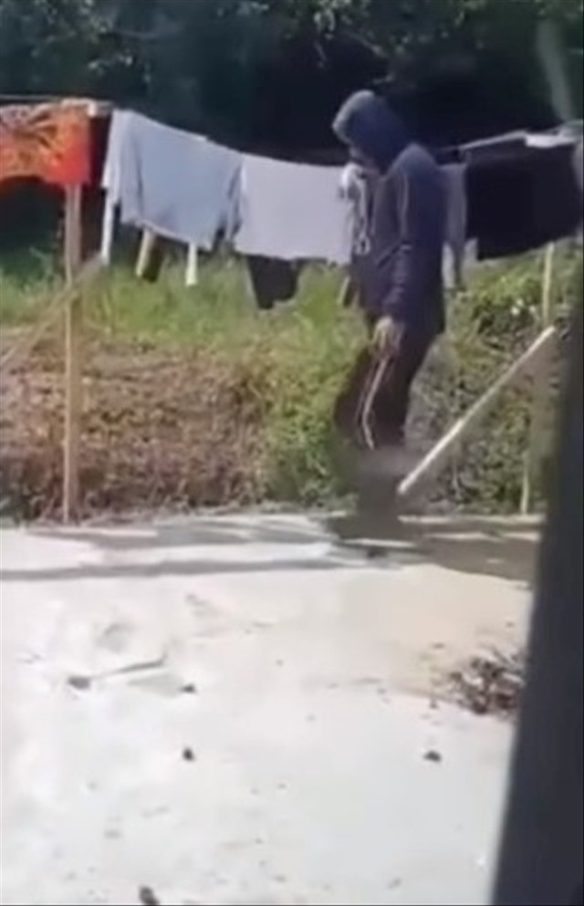 Viral Pria Santai Curi Pakaian Dalam Wanita di Jemuran, Dielus-elus dan Diciumi (186141)