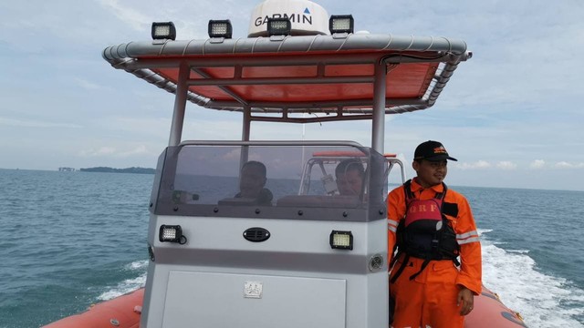 Tim SAR Tanjungpinang melakukan pencarian korban hilang di Perairan Pulau Abang, Kota Batam. (Foto: Basarnas)