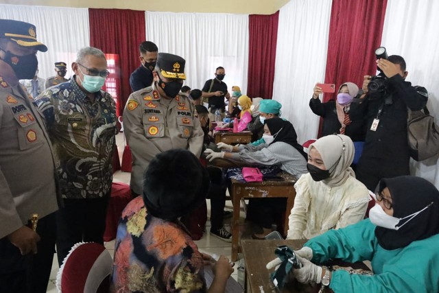 Kapolda Jabar, Irjen Pol Suntana saat meninjau vaksinasi Corona di Kabupaten Kuningan, Jawa Barat. (Andri)