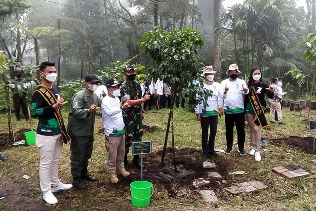 Gerakan reboisasi Gotong Royong Nanduri Gunung, di Tahura R Soerjo, pada Kamis (25/11/2021). Foto: Ulul Azmy