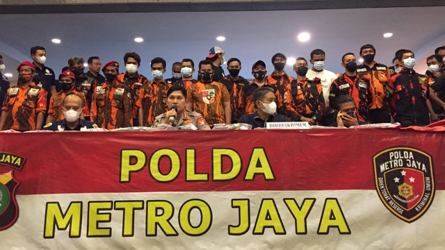 Barang bukti dan peserta aksi demonstrasi di depan Gedung DPR RI yang membawa sejata tajam, ditunjukkan saat konferensi pers di Polda Metro Jaya, Jakarta, Kamis (25/11). Foto: Jonathan Devin/kumparan