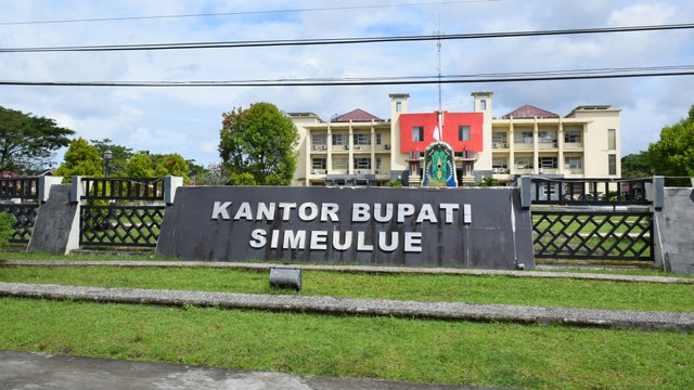 Kantor Bupati Simeulue, Aceh. Foto: Adi Warsidi 