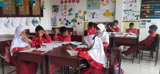 Proses belajar mengajar siswa di kelas saat pandemi COVID-19. Foto: Bahara Jati/Jambikita.id