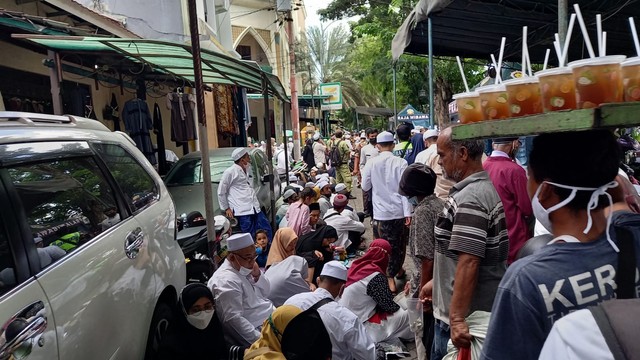 Para jemaahmenghadiri kegiatan Haul Habib Ali  bin Muhammad Al-Habsyi di Solo. FOTO: Tara Wahyu