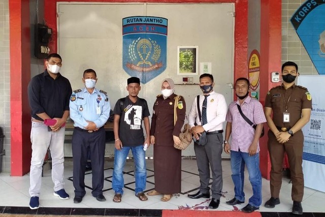 Tersangka (baju hitam dan berpeci) dalam kasus dugaan penganiayaan kakak ipar yang ditangani Kejari Aceh Besar, berakhir melalui restorative justice. Foto: Dok. Rahmat Jeri