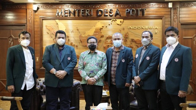 Mendes PDTT Abdul Halim Iskandar menerima audiensi Ikatan Dokter Indonesia (IDI) di kantor Kalibata, pada Kamis (25/11). Foto: Angga/Kemendes PDTT