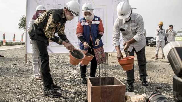 Menaker Ida Fauziyah Letakkan Batu Pertama IMIP Training Ground di Morowali, Kamis (25/11). Foto: Istimewa