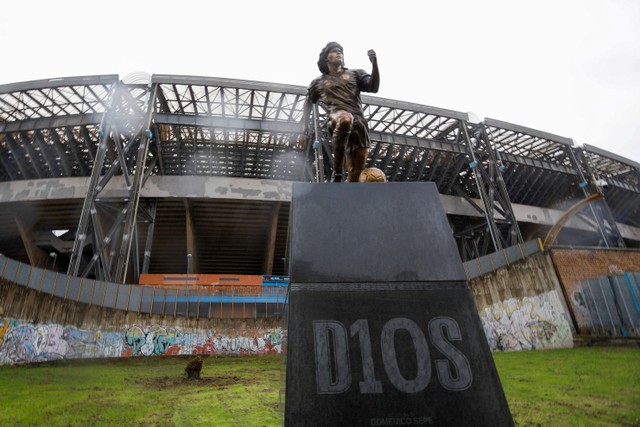 Patung legenda sepak bola Argentina, Diego Armando Maradona, dibuat oleh pematung Italia Domenico Sepe, diresmikan di depan stadion pada peringatan pertama kematiannya, di Naples, Italia. Foto: Ciro De Luca/REUTERS