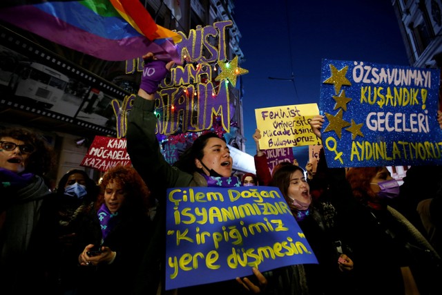 Demonstran memprotes kekerasan berbasis gender pada Hari Internasional untuk Penghapusan Kekerasan Terhadap Perempuan, di Istanbul, Turki. Foto: Dilara Senkaya/REUTERS