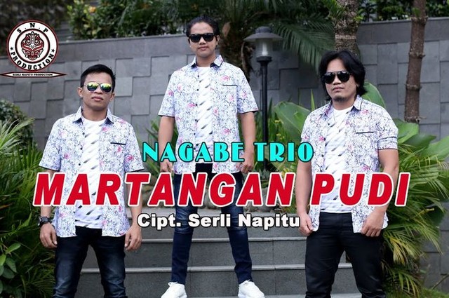 Nagabe Trio, Penyanyi Lagu Martangan Pudi. Foto: YouTube Nagabe Trio