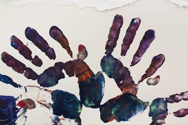 https://pixabay.com/photos/art-therapy-hand-hands-handprint-227585/