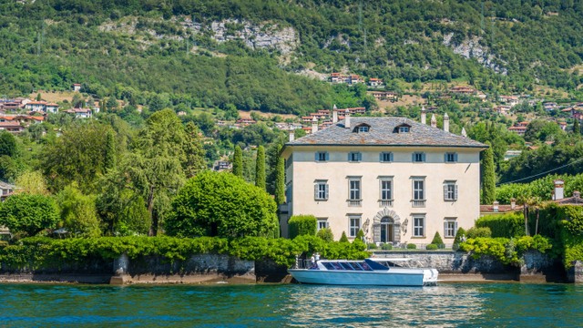 Vila mewah dalam film House of Gucci disawakan di Airbnb Rp 16 juta per malam. Foto: Shutterstock