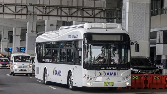 Bus listik Damri melintas usai diluncurkan di Bandara Soekarno Hatta, Tangerang, Banten. Foto: ANTARA FOTO/Fauzan