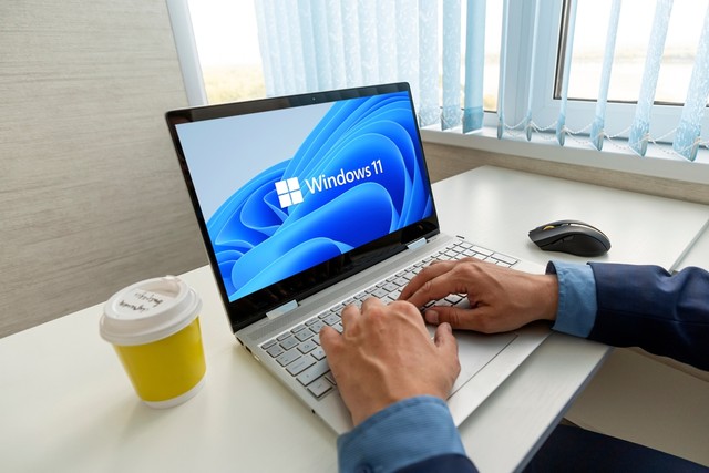 Laptop dengan sistem operasi Windows 11. Foto: Shutterstock