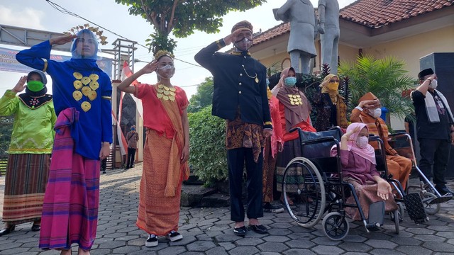 Gubernur Jawa Tengah, Ganjar Pranowo (tengah), saat mengikuti peringatan Hari Guru Nasional di SLB Negeri Semarang. Foto: istimewa.