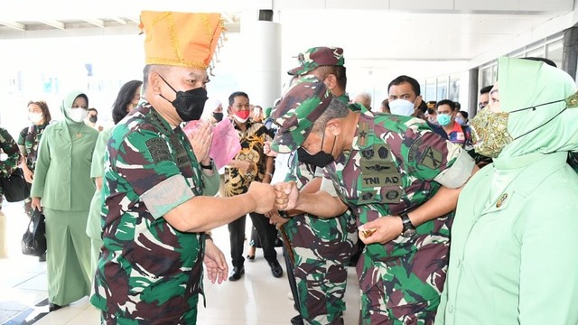 Kepala Staf TNI Angkatan Darat (KSAD), Jenderal TNI Dudung Abdurachman saat tiba di Bandara Mutiara Sis Aljufrie Palu, Jumat (26/11). Foto: Istimewa