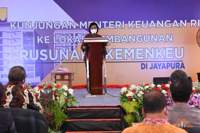 Menteri Keuangan Sri Mulyani Indrawati memberikan sambutan pada acara peletakan batu pertama pembangunan rusunara Kemenkeu di Jayapura. Foto:  Dok: Kemenkeu
