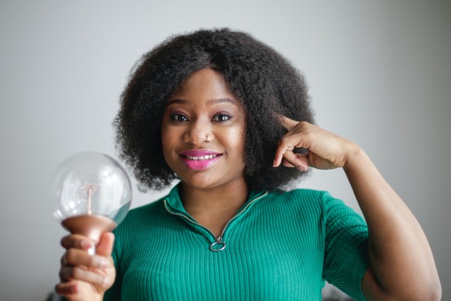 ilustrasi wanita dengan bola lampu. Foto: pexels.com/Andrea Piacquadio