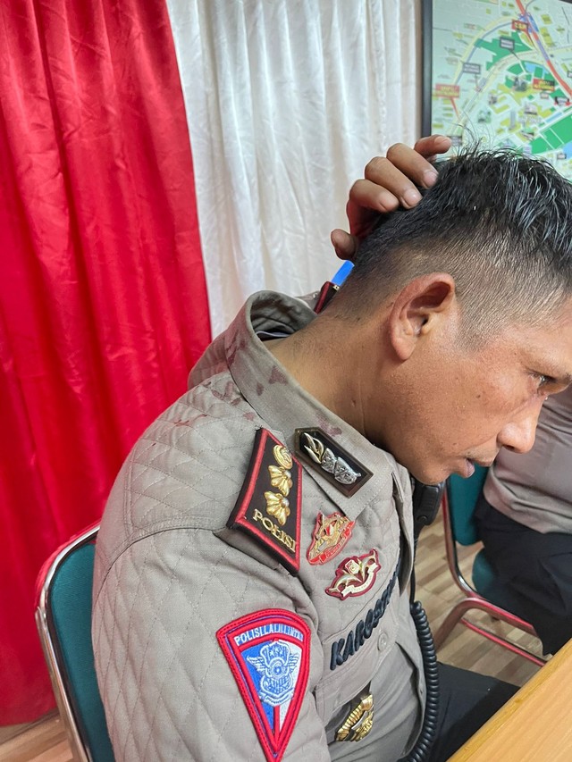 AKBP Karosekali setelah diserang Ormas di Depan DPR. Foto: Dok. Istimewa