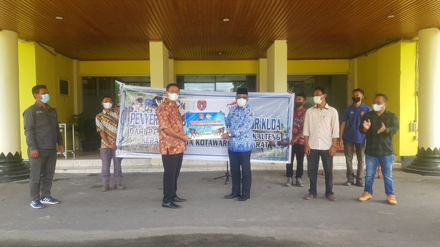 CDAM PT Astra Group Tbk Kalimantan Tengah, Triyanto menyerahkan secara simbolis bantuan CSR berupa 4 ekor kuda kepada Pemkab Kobar yang diterima oleh Sekda Suyanto. Foto: Lukman Hakim/InfoPBUN