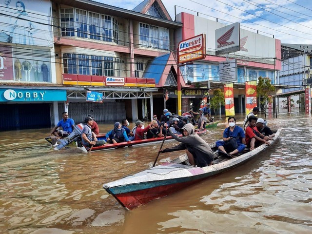 Banjir di Kota Sintang. Foto: Yusrizal/Hi!Pontianak