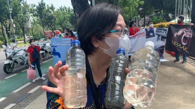 12 Tahun Tak Dapat Air Bersih, Warga Rusunami City Garden Mengadu ke Anies (406779)