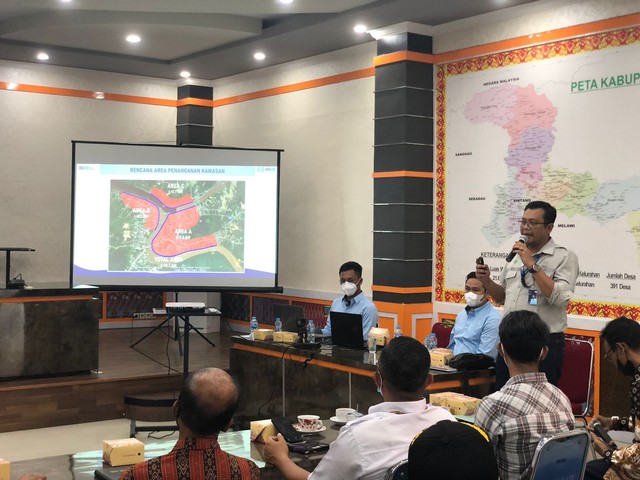 Koordinator tim tanggap darurat Sintang, Daniel Resdianto menjelaskan tentang pemasangan geobag dan geotube saat sosialisasi tanggap darurat banjir. Foto: Yusrizal/Hi!Pontianak