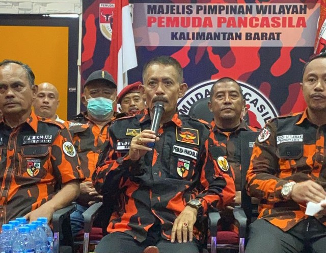 Ketua Majelis Pimpinan Wilayah Pemuda Pancasila Kalimantan Barat, Uti Zulkifli, menyampaikan pernyataan sikap terkait Junimart Girsang. Foto: Teri/Hi!Pontianak