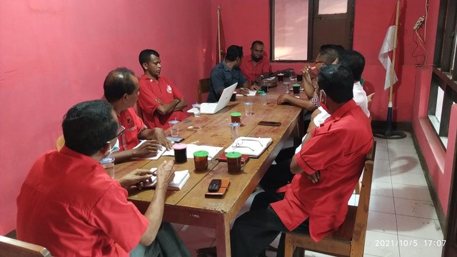 Rapat internal antara DPC PDIP  dan BMI di sekretariat DPC PDIP Kabupaten Lembata. Jumat (26/11). Foto : Teddi Lagamaking