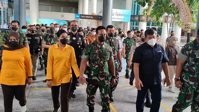 Panglima TNI Jenderal Andika Perkasa di Bandara Ngurah Rai, Bali, Jumat (26/11).  Foto: Denita BR Matondang/kumparan