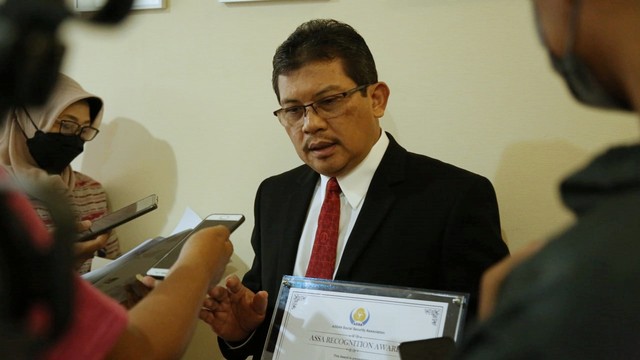 Direktur Utama BPJS Kesehatan Ali Ghufron Mukti menerima penghargaan dari ASSA, Jumat (26/01). Foto: BPJS Kesehatan
