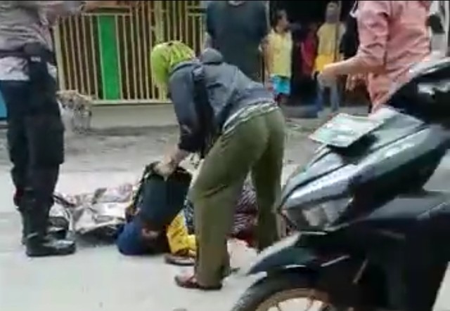 Seorang ibu asal Desa Tanjungharja, RT 03 RW 04, Kecamatan Kramat, Kabupaten Tegal, Siti Sunaenah (46) terluka parah usai terjatuh dan tertabrak truk Jumat (26/11/2021).