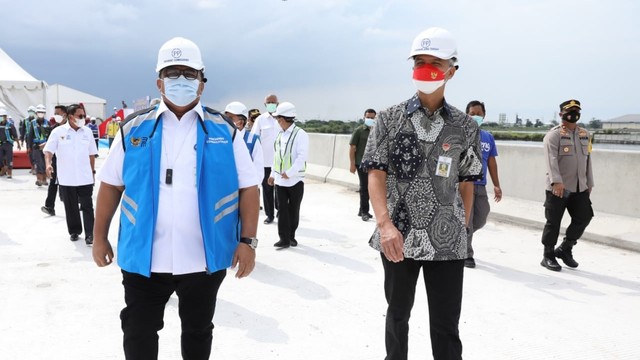 Komisaris Utama PT Pembangunan Perumahan (PP), Andi Gani Nena Wea, bersama Gubernur Jawa Tengah, Ganjar Pranowo, meninjau lokasi proyek Tol Semarang-Demak di Desa Loireng, Kecamatan Sayung, Demak. Foto: Pemprov Jateng