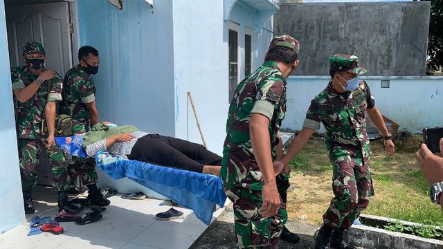 Personel TNI membawa Fitri, gadis Karimun yang tak sengaja menelan jarum untuk dibawa ke Batam guna mendapat penanganan medis. (Foto: Edo/batamnews)