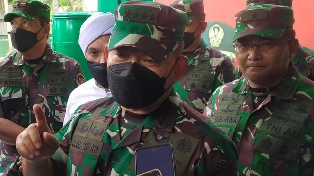 Kunjungan kerja KSAD Jenderal TNI Dudung Abdurachman di Kota Palu, Sulawesi Tengah, Jumat (26/11). Foto: Tim PaluPoso