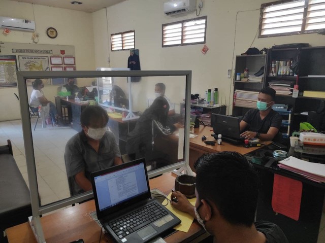 Pelaku sedang diperiksa oleh anggota penyidik di Mapolsek Bintan Utara. (Foto: Ary/Batamnews)